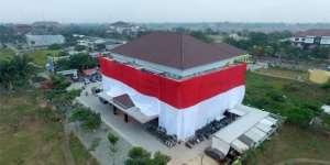 Markas Polres Tangerang `Ditelan` Bendera Merah-Putih Raksasa