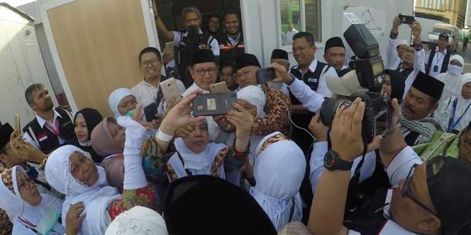 Tinjau Kantor Sektor Khusus Masjidil Haram, Menag Dikerumuni Jemaah