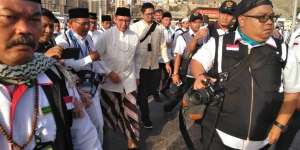 Sarung Batik dan Selop, Gaya Pakaian Unik Menag ke Masjidil Haram
