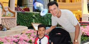 Gaya Christian Sugiono Momong Anak, Makin Kece!