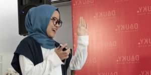 Terlihat Mewah, Nyatanya Busana Nissa Sabyan Ramah Kantong