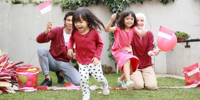 Padupadan Busana Keluarga Tria `Changcuters` Buat 17an