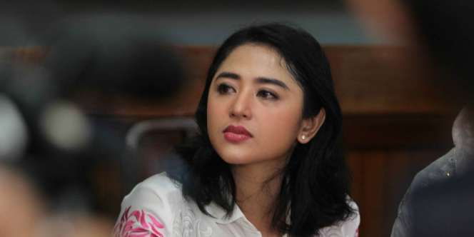 Dewi Perssik Lihat Buku Diary Anak, Sedih Baca Curhatnya