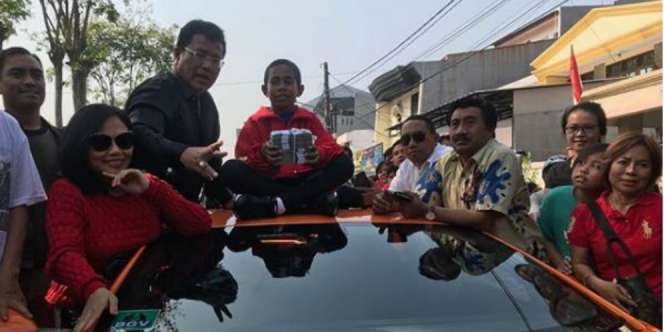 Johannes Si Pemanjat Tiang Bendera Diajak Hotman Naik Lamborghini