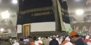 Masjidil Haram Diterpa Angin Kencang, Kiswah Kabah Sampai Tersingkap