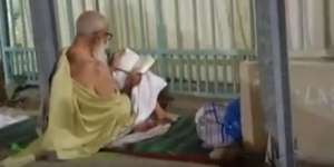 VIDEO: Diterpa Angin Kencang, Jemaah Haji Khusyuk Baca Quran