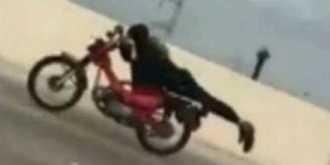 Jangan Ditiru! Aksi `Superman` Pengendara Motor di Jalan Raya
