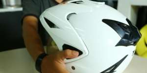 Ajaib! `Barang Cewek` Ini Bisa Bikin Helm Kamu Kembali Kinclong