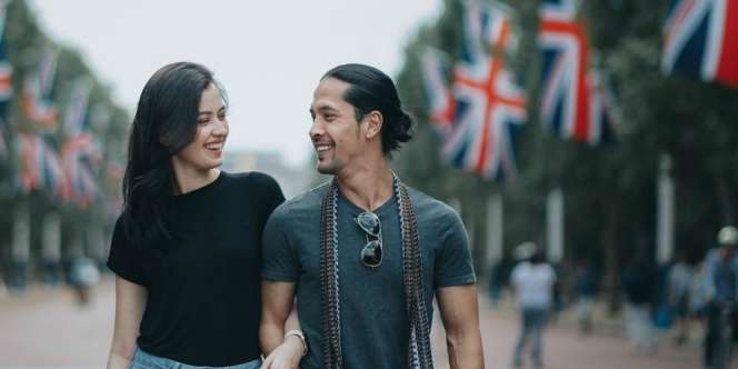 Jauh dari Gosip, Artis Ini Mendadak Sebar Undangan Nikah