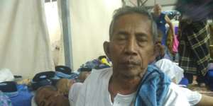 Lempar Jumroh, Guru Asal Nganjuk Dipanggul Jemaah Haji Suriah