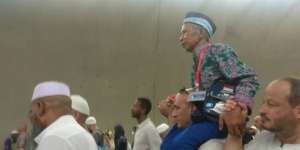 FOTO: Jemaah Haji Suriah Panggul Kakek Asal Indonesia