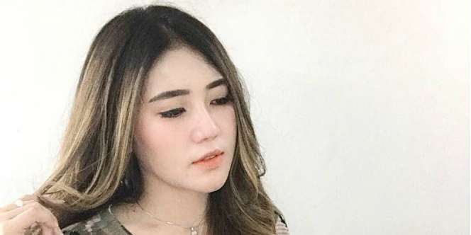 Unggah Foto Saat Potong Daging, Rambut Via Vallen Jadi Sorotan