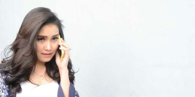 Ayu Ting Ting Potong Daging Kurban, Netizen Gagal Fokus