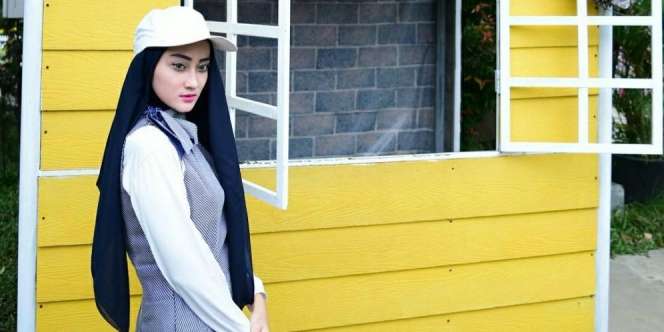 Tutorial Hijab dengan Topi Baseball, Enggak Perlu Peniti
