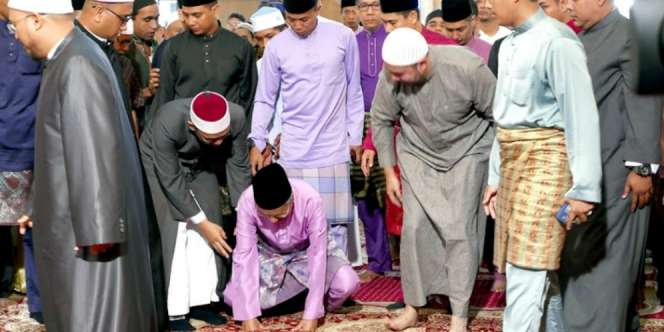 Fakta Sebenarnya di Balik Foto Mahatir Mohamad Tersungkur Usai Sholat Idu Adha