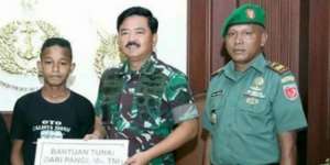 Pemanjat Tiang Bendera Putus Sekolah Dapat Beasiswa Panglima TNI