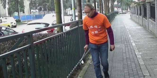 Tak Malu, Jutawan Ini Pungut Sampah di Jalan Raya