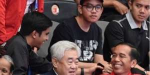 Lihat Jokowi Ngobrol Bareng Menpora Ganteng, Pose Gibran Bikin Salfok