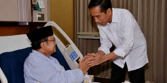 Jokowi Besuk BJ Habibie di RSPAD
