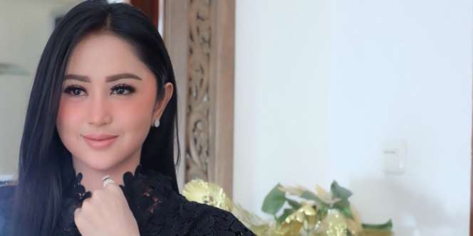Manggung Pakai Jumpsuit, Bagian Tubuh Dewi Perssik Ramai Dibahas