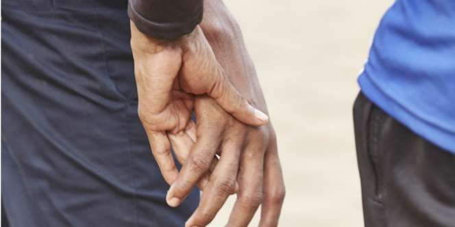 Menguak Kebiasaan Sesama Pria Berpegangan Tangan di India