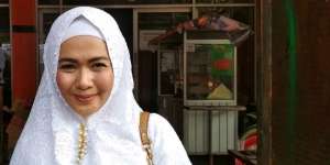 Lika-liku Hijrah Dea Mirella, Sempat Salahkan Tuhan Usai Kehilangan Anak