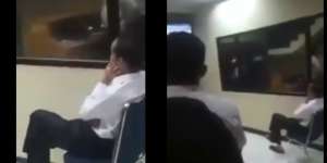Jokowi Tertangkap Kamera Asyik Nonton Bola di Pos Polisi
