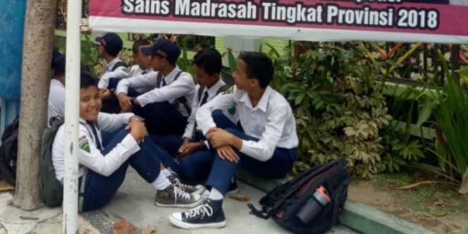 Prihatin! Pelajar MTsN Mataram Gantian Belajar di Mushola