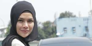 Gaya Hijab Syar'i Nikita Mirzani yang Bikin Terpana