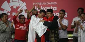 Video Kala Jokowi & Prabowo Bersatu Dalam Pelukan Atlet Silat