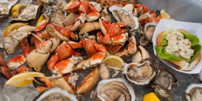 Santap Seafood Mentah, Tangan Pria Ini Melepuh dan Diamputasi