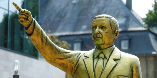 Dikerjakan Tengah Malam, Pemindahan Patung Erdogan di Jerman Picu Polemik