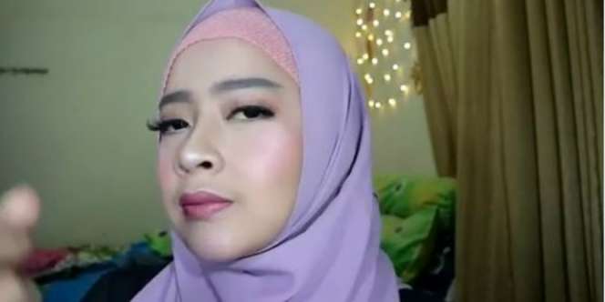 Trik Gampang Bikin Riasan 'Barbie Look'
