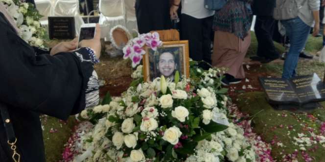 Dari London, Ibunda Fadly Albar `Hadiri` Pemakaman via Video Call