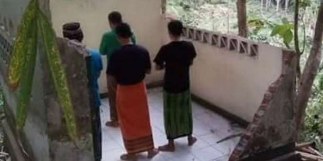 Masya Allah, Mereka Tetap Khusyuk Sholat di Reruntuhan Lombok