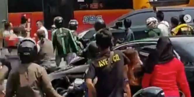 Fakta di Balik Pengemudi Livina Tabrak Lari dan Tubruk Separator Busway