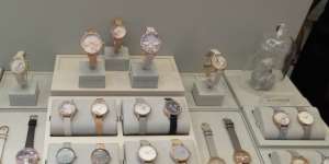 Jam Tangan Ini Tebar Energi Positif, Pemakai Jadi Penuh Cinta