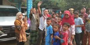 VIDEO: Girang Beli Mobil, Pria Ini Sawer Warga