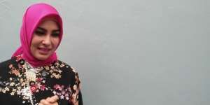 Beredar Video Mirip Kartika Putri Keluar dari Pesawat Bersama Pria, Suaminya?