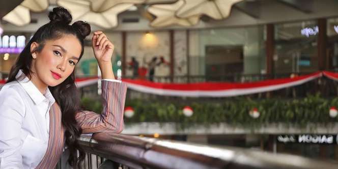 Pose Ussy Sulistiawaty `Tanpa Apapun, Sepolos-polosnya`