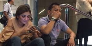 Aksi Anang dan Ashanty Ngedeprok di Depan Mall Jadi Sorotan