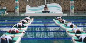 Floating Yoga, Teknik Baru Beryoga di Atas Air