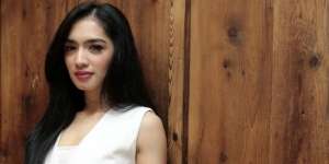 Heboh Video Angel Karamoy Gandeng Pria di Mal