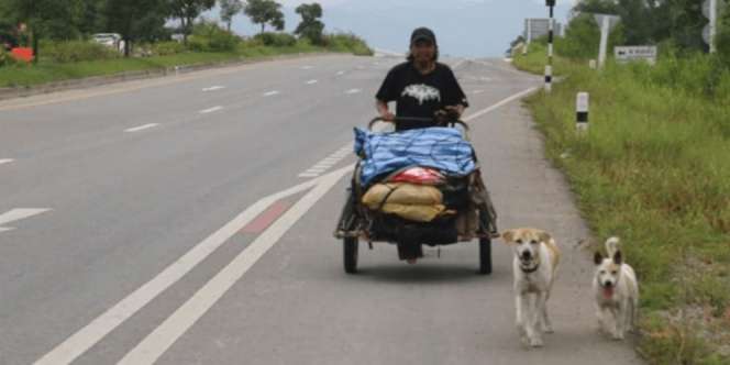 Bawa Abu Kekasih, Pria Ini Jalan Kaki Ribuan Kilometer
