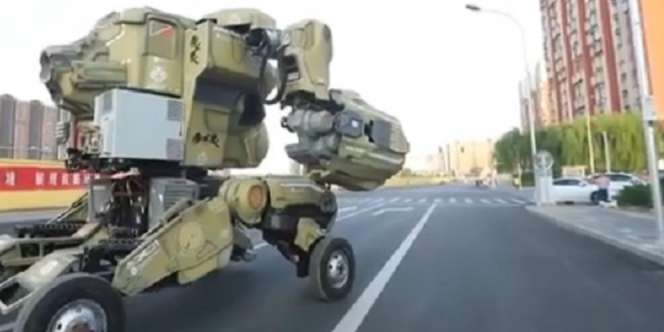 `Transformer` Muncul di Jalan Raya, Ada Apa?