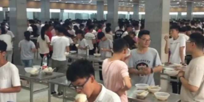  Kantin Sekolah Tak Ada Kursi, Tak Disangka Penyebabnya...