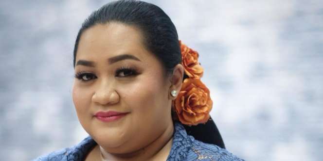 Foto Tike Priatnakusumah 6 Tahun Menanti Foto Bareng Super Junior, Ngakak Parah!