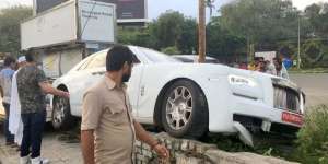 Baru Keluar Diler, Rolls Royce Rp14 M `Nangkring` di Trotoar
