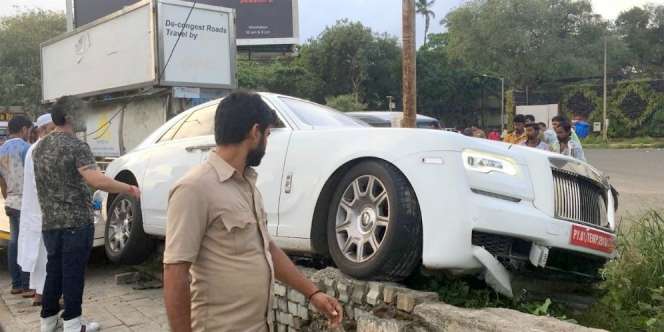 Baru Keluar Diler, Rolls Royce Rp14 M `Nangkring` di Trotoar
