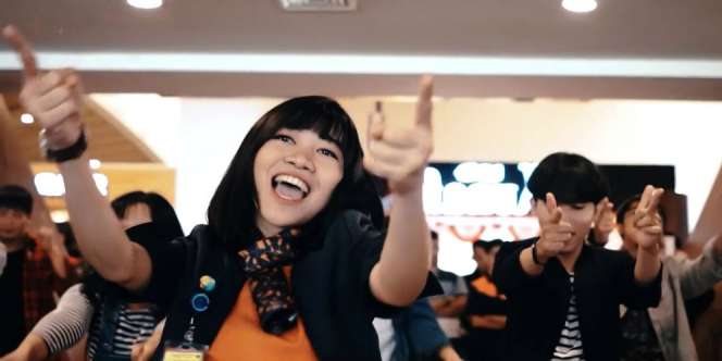 Keseruan Flashmob 'Meraih Bintang' di Bandara Husein Sastranegara